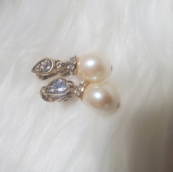 2 pairs of Monet clip on earrings - Picture 4 of 8